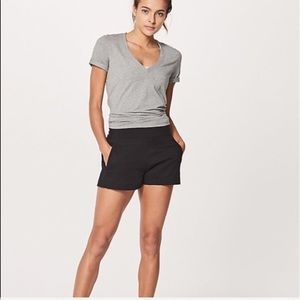 🍋Lululemon Pack Light Short sz6 Black NWT